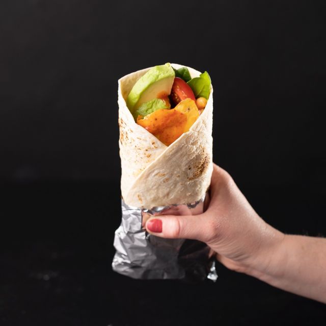 Wrap it up and chomp it down – our Breakfast Burrito Wraps are the yummiest ‘grab and go’ brekkie. We’d recommend drizzling with some punchy Sriracha for a spicy kick. We’ve popped the recipe in our bio.