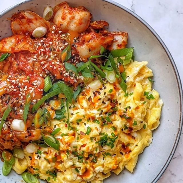 @reenee_eats has done it again – another flavour-packed brekkie, jam packed with our joyful eggs! Charred kimchi served with a creamy scramble and scattered with spring onion and sesame seeds. Now that sounds like the right way to start the weekend!