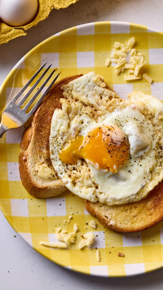 Have you a egg in the fridge and are craving something comforting & so quick & easy? 🍳🧀 These cheesy fried eggs are the perfect mix of crispy, gooey, and oh-so-satisfying. Enjoy for any meal, you will not be disappointed 🙌

#CheesyFriedEggs #ComfortFood #AnyTimeMeal #Eggs #FamilyMeals